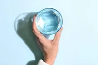 آیا بدن واقعا به ۸ لیوان آب در روز نیاز دارد؟