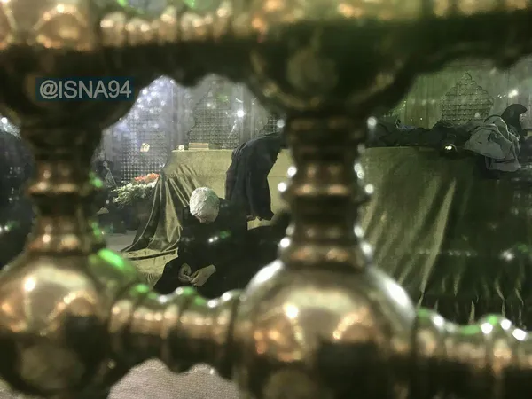 محمد هاشمی در ضریح امام خمینی(ره) پس از خاکسپاری آیت الله هاشمی رفسنجانی