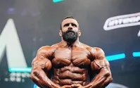 عکس| تبلیغ هادی چوپان برای کوروش کمپانی