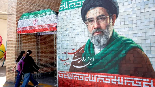 روز ۹۶ جنگ | حمله ارتش ایران به ناوشکن آمریکایی | ترامپ: مذاکرات با ایران خوب است؛ شاید با آیت الله خامنه‌ای دیدار کنم | سنتکام: موشک و پهپاد‌های ایران را رهگیری کردیم | حملات سپاه به اهدافی در منطقه | انفجار در قشم | توقیف نفتکش ایرانی