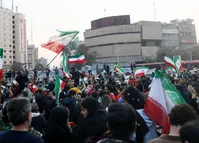 فیلم| شادی دختر بدون روسری و حجاب روی جرثقیل پلیس