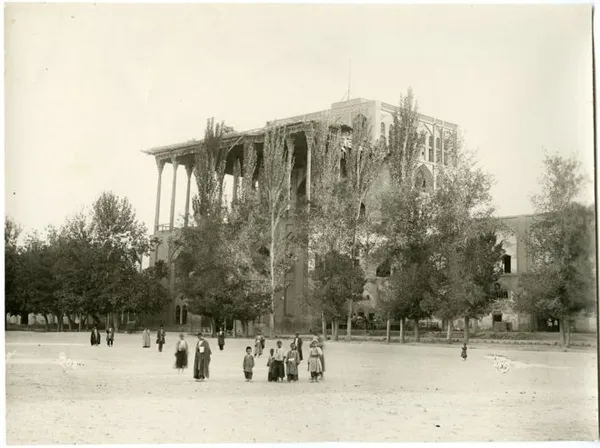 عالی&zwnj;قاپو؛ آنتوان سوروگین، حدود ١٩٠٠

