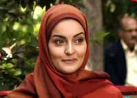 عکس| پوشش متفاوت نیلوفر پارسا، بازیگر سریال آوای باران در کنار همسرش
