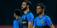 عکس| حاشیه بازی استقلال و الهلال| قائدی تماشاگر همبازیان سابق