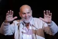 چهره بیمار جمشید هاشم‌پور در کنار اکبر عبدی