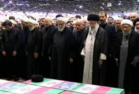 رهبر انقلاب بر پیکر شهدای سقوط بالگرد رئیس جمهوری نماز اقامه کردند + فیلم