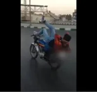 فیلم| حرکات نمایشی خطرناک موتورسوار جوان در مشهد