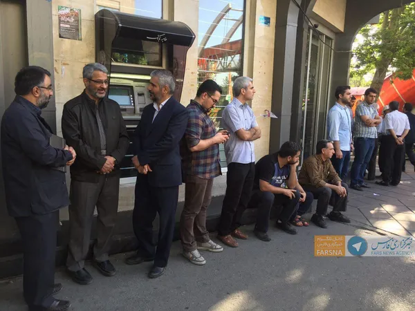 فرمانده بسیج در صف رای دهندگان