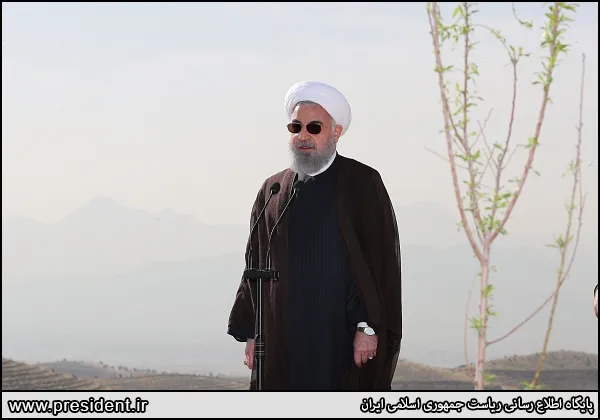 روحانی و درختکاری