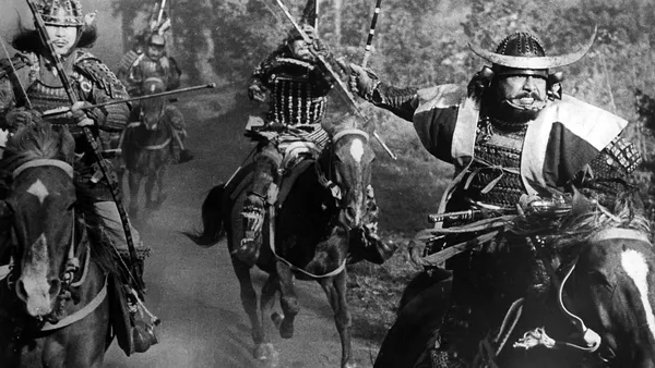 سریر خون، Throne of Blood (۱۹۵۷)


سریر خون، یک همکاری خارق العاده دیگر بین توشیرو میفونه ، بازیگر نقش اصلی مکبث و کوروساوا است. قطعا میفونه در این فیلم در یکی از پیچیده ترین و جذاب ترین نقش هایش بازی کرده است.