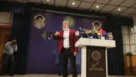 عکس| شوی احمدی‌نژاد جدید با کت قرمز در ستاد انتخابات