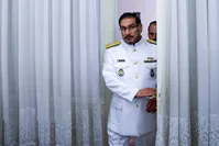 شمخانی: ما صندلی‌هایمان را ترک نمی‌کنیم/ انقلاب رویش داشته