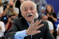 بازیگر برادران لیلا روی صحنه یک نمایش در تهران