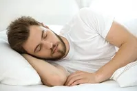 بهترین شیوه خوابیدن برای هضم مواد عذایی، درد، خروپف و سلامت پوست