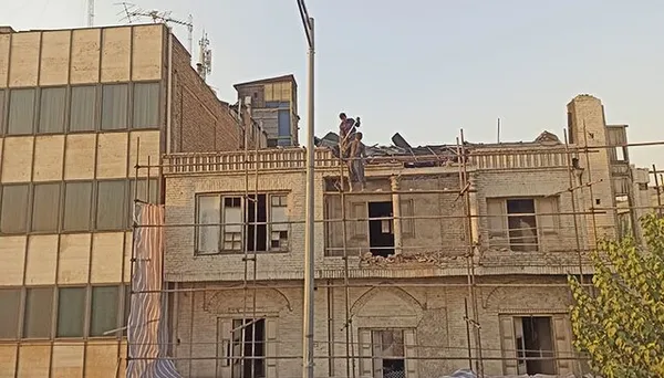 "کارگران مشغول تخریب بنای کافه ایران"
شهرام شهریار که این تصاویر را منتشر کرده گفته که این ساختمان، ۱۴مهرماه در روز تهران تخریب شده است