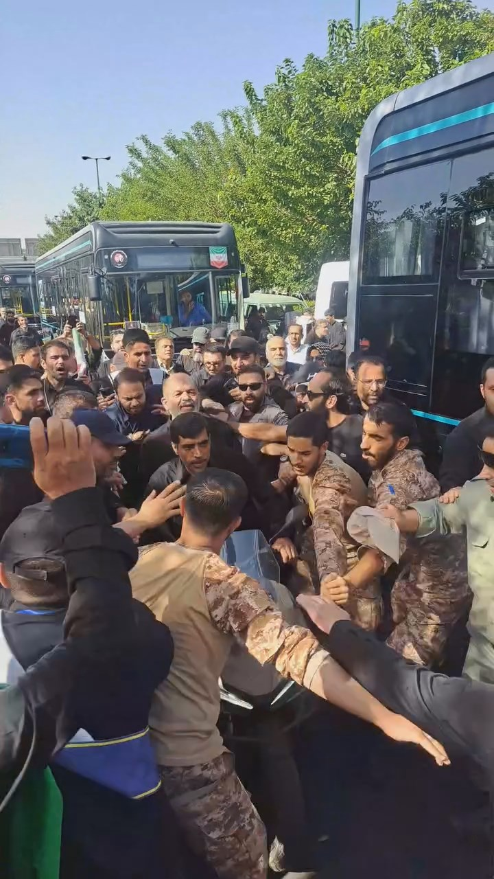 عکس | خروج سردار وحیدی با موتور از مراسم نماز مصلی عکس | خروج سردار وحیدی با موتور از مراسم نماز مصلی
