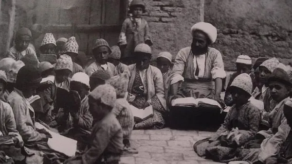 تا اواخر دوره قاجار زمانی که هنوز مدرسه به شکل مدرن و امروزی در ایران وجود نداشت، کودکان به "مکتب" می&zwnj;رفتند و بیشتر به تحصیل "دین" می&zwnj;پرداختند.
