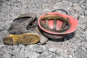 ریزش تونل در معدن منگنز قم/ یک کارگر جان باخت