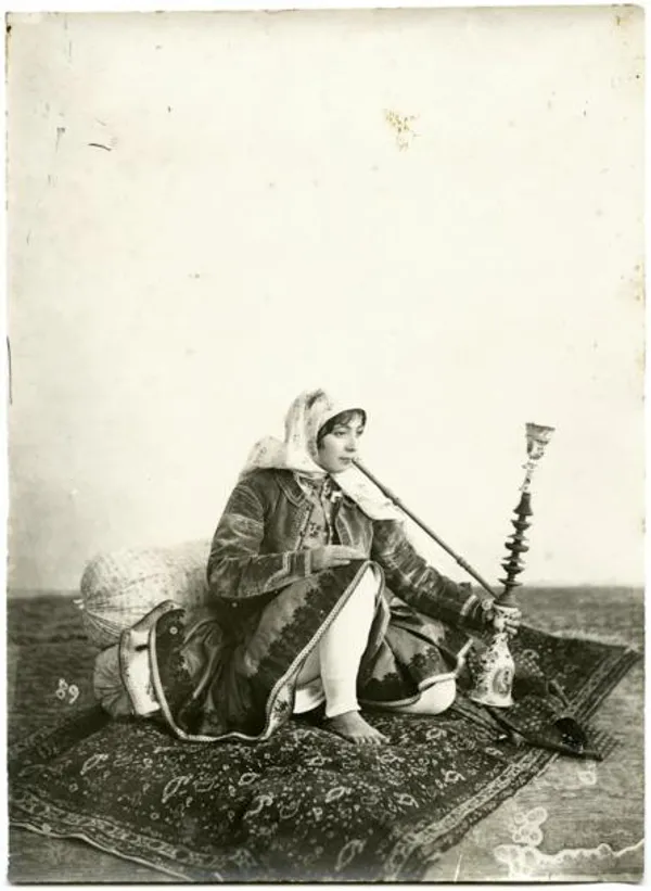 بانو و قلیان؛ آنتوان سوروگین، حدود ١٩٠٠

