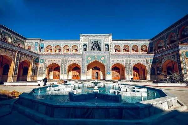 صحن حضرت زهرا (س) در حرم امام علی (ع) در شهر نجف عراق، نمونه کاشی&zwnj;کاری&zwnj;های &laquo;کوه&zwnj;خضری&raquo;