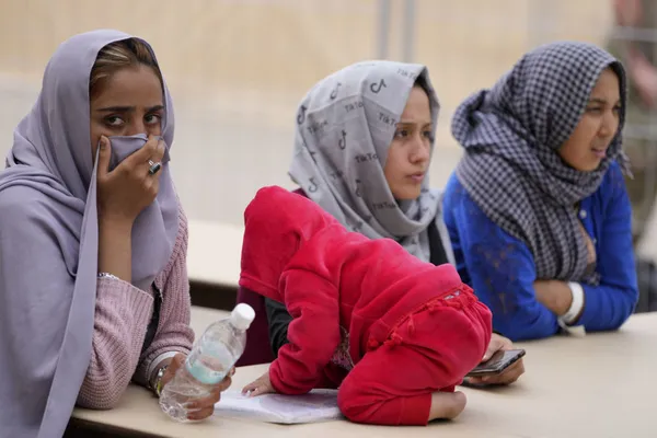 فرودگاهی در آلمان و ورود زنان افغان
