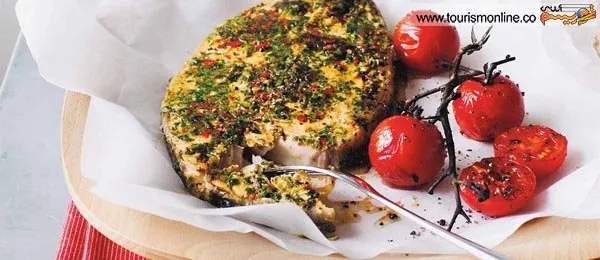 ماهی "چرمولا" با مخلوطی از ادویه جات و گیاهان خشک شده آغشته می شود و سپس روی زغال ،گریل شده و با سس خورده می شود.
