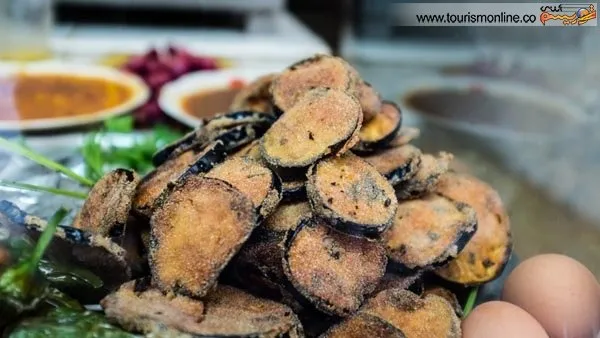 بادمجان سرخ شده نوعی غذای خیابانی و مخصوص گیاهخواران است.تکه های بادمجان آغشته به فلفل قرمز شیرین دودی شده کاملا سرخ می شوند.