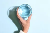 بیش از حد آب خوردن چه عوارضی دارد؟