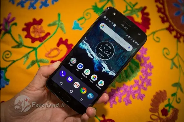 گوشی موتورولا Moto X. ۴
با اینکه قابلیت ضد آب بودن بیشتر در گوشی&zwnj;های گران قیمت دیده می&zwnj;شود، اما این بدان معنی نیست که تمامی گوشی&zwnj;های مقرون به صرفه از این قابلیت بی بهره باشند. یکی از مثال&zwnj;هایی که در این مورد می&zwnj;توان بیان کرد، موتورولا موتو ایکس ۴ است. این گوشی با وجود دارا بودن قابلیت&zwnj;هایی نظیر ضد آب بودن، دوربین پشتی دوگانه، اتصال NFC و حافظه داخلی قابل توسعه از طریق کارت&zwnj;های میکرو اس دی، قیمتی تنها در حدود ۴۰۰ دلار دارد که بسیار قابل توجه است. موتورولا موتو ایکس ۴ قابلیت&zwnj;های نرم افزاری بسیار جالبی هم دارد که از آن جمله می&zwnj;توان به پشتیبانی از چندین دستیار صوتی مجازی از قبیل: آمازون و الکسا، اشاره کرد.