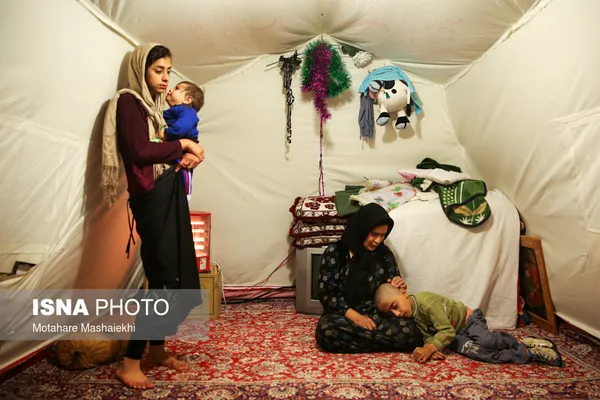 نسرین امیدی، ۴۳ ساله و دارای ۴ فرزند به نام های، نگار، نگین، محمدحسین و آریا است. محمدحسین به طور مادرزادی معلولیت جسمی دارد و گاهی تشنج می کند. تاکنون دو عمل روی او انجام شده و به گفته ی دکترها با کاردرمانی و فیزیوتراپی بهبود پیدا خواهد کرد، اما همسر نسرین کارگر است و آنها از عهده ی مخارجش برنمی&zwnj;آیند. خانه آنها نیز در زلزله تخریب شده است.