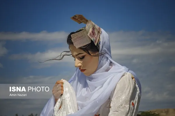 برخی طوایف بختیاری بستن پول به شال عروس را نشان رزق و روزی می&zwnj;دانند.