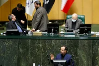 جلسه غیرعلنی مجلس و دولت درباره علت دلار ۵۴ هزار تومانی: کار عناصر بیگانه است| وزیر اقتصاد: اخلال‌گران زیادی دستگیر شده‌اند!