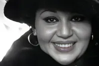 عکس / هایده با چادر مشکی در شهر کاظمین و حرم امام موسی کاظم ؛ سال ۵۵
