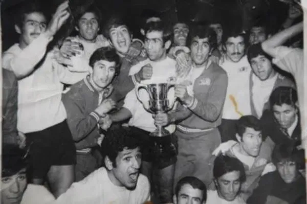 اولین قهرمانی استقلال در آسیا در سال ۱۹۷۰ میلادی
در این عکس منصور پورحیدری، علی جباری، مرحوم غلامحسین مظلومی و .... را می&zwnj;توان مشاهده کرد.
