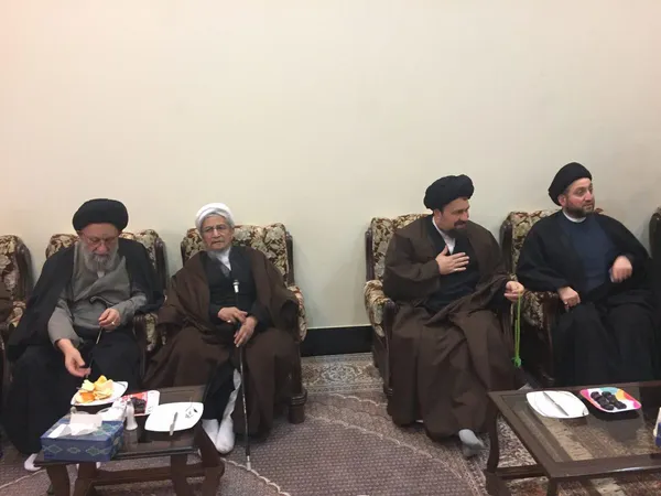 حضور اعضاي بيت امام، علما، عمار حكيم و...هم اکنون در حرم امام جهت شركت در مراسم تدفين آيت الله هاشمي