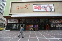 مصائب فیلم دیدن در سینما‌های قدیمی در بی‌برقی و گرما | اول راحتی، بعد سینما