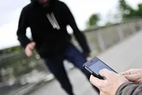 فیلم| ترفند باورنکردنی سارقین به بهانه دوربین مخفی
