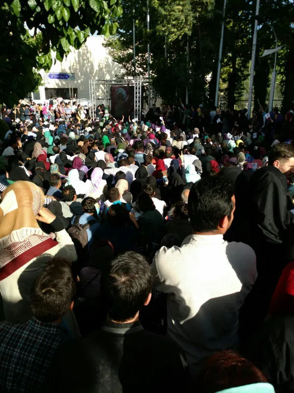 خیل انبوه جمعیت حاضر در محوطه ورزشگاه شیرودی از طریق نمایشگر مراسم را دنبال می&zwnj;کنند
