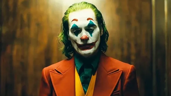 جوکر | Joker

نمره منتقدان: ۶۸ از ۱۰۰

&laquo;جوکر&raquo; یکی از تاثیرگذارترین فیلم&zwnj;های درام سال ۲۰۱۹ است که می&zwnj;تواند در لیست بهترین فیلم&zwnj;های دهه ۲۰۱۰ میلادی هم قرار بگیرد. اگرچه این فیلم براساس رمان&zwnj;های مصور ساخته شده، اما تفاوت&zwnj;های بسیاری با بیشتر فیلم&zwnj;های کتاب&zwnj;های مصور دارد. این فیلم واقع&zwnj;گرایانه&zwnj;ترین و مدرن&zwnj;ترین تصور ممکن از ضدقهرمان رمان&zwnj;های مصور انتشارات دی&zwnj;سی را به تماشاگر ارائه می&zwnj;دهد. استقبال از این فیلم به حدی بود که قرار است دنباله آن هم به زودی ساخته شود.

خلاصه داستان: آرتور فلک یک کمدین ساده است که بیماری&zwnj;های روانی متعددی دارد. او گاهی از خنده&zwnj;های بدون اختیارش فرصت نفس&zwnj;کشیدن ندارد و گاهی هم از بغض درون گلویش به دیوانگی می&zwnj;رسد. آرتور هرگز توسط اطرافیانش پذیرفته نمی&zwnj;شود. او که از این زندگی ناامیدانه خسته شده، تصمیم می&zwnj;گیرد همه باورهایش را کنار بگذارد و با نفرتی باورنکردنی در برابر قوانین ظالمانه جامعه&zwnj;اش قرار بگیرد.