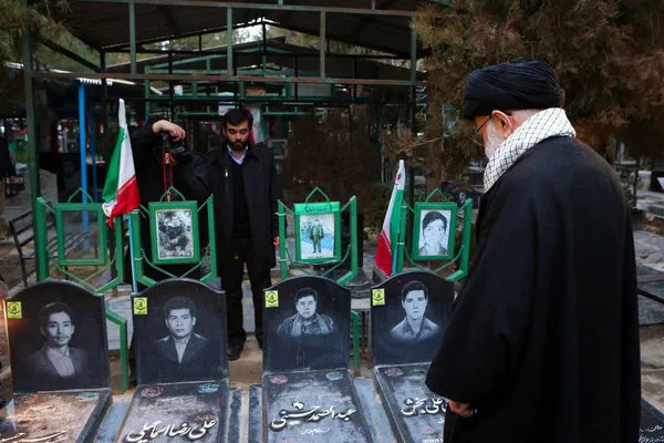  حضور رهبرانقلاب بر سر مزار شهدای تيپ فاطميون افغانستان.
