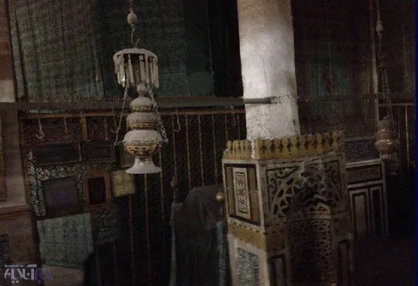بیت حضرت فاطمه(س) از سوی شمال؛ در این عکس شما ستون محراب تهجد و ضریح حضرت زهرا(س) و گوشه&zwnj;ای از دری که به مرقد مطهر پیامبر (ص) باز می گردد را ملاحظه می&zwnj;کنید.