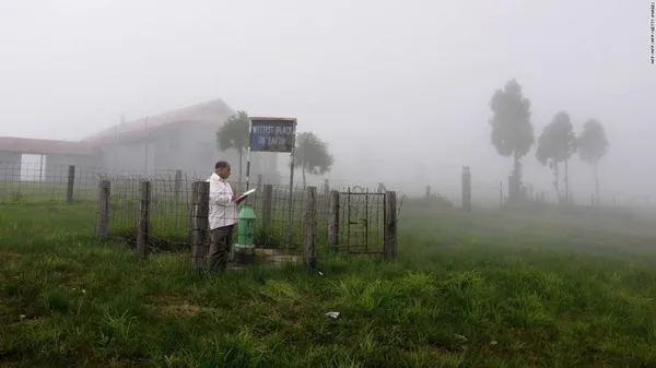 بالاترین میزان رطوبت

ماوسیندرام (Mawsynram): هند

این روستا در &laquo;مگالایا&raquo; هند واقع شده و عنوان مرطوب&zwnj;ترین نقطه جهان را داراست که سالانه حدود ۱۲ متر بارندگی دارد. در واقع بارندگی بخش جدایی ناپذیر از این منطقه بوده و مردمان این روستا گاهی در هر ساعت حدود ۷ متر بارندگی را تجربه می&zwnj;کنند.

جایگزینی بهتر&zwnj;: می&zwnj;توان آب&zwnj;های نیلگون &laquo;مرداب آبی&raquo; در ایسلند را آزمود.