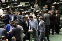 تصاویر| این نماینده با «لباس ایران‌خودرو» به جلسه استیضاح وزیر رفت!