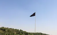 اهتزاز بزرگترین پرچم عزای حسینی بر فراز بلندترین برج پرچم ایران در تهران
