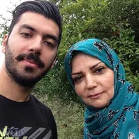 تصویری از مجری محبوب دهه شصت و فرزندش