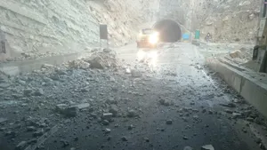 محور بندرعباس - حاجی‌آباد در پی ریزش تونل مسدود اعلام شد