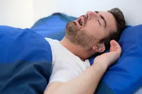 رابطه خروپف با یک بیماری خطرناک که نمی‌دانستید