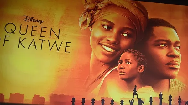 ملکه کاتوه | Queen Of Katwe

نمره منتقدان: ۹۴ از ۱۰۰

این فیلم بر اساس کتاب &laquo;ملکه کاتوه&raquo; ساخته شده و زندگی فیونا موتسی، شطرنج&zwnj;باز اوگاندایی، را روایت می&zwnj;کند. شطرنج&zwnj;بازی که در حاشیه شهر کاتوه در اوگاندا زندگی می&zwnj;کرد. فیونا که هیچ شناختی از شطرنج نداشت، آهسته آهسته در مسیری قرار می&zwnj;گیرد که زندگی او را برای همیشه تغییر می&zwnj;دهد. در فیلم &laquo;ملکه کاتوه&raquo; داستان تبدیل&zwnj;شدن یک دخترک محروم آفریقایی به یک استاد بزرگ شطرنج به زیبایی روایت می&zwnj;شود. درام تاثیرگذار و فراموش&zwnj;نشدنی این فیلم آن را به یکی از بهترین فیلم&zwnj;های درام دهه ۲۰۱۰ میلادی تبدیل می&zwnj;کند.

خلاصه داستان: فیونا هر از گاهی به مرکز شهر کاتوه می&zwnj;آید تا غذای جدید و خوشمزه&zwnj;ای پیدا کند. او به مرور با روبرت کاتنده آشنا می&zwnj;شود. روبرت یک مربی شطرنج است که این ورزش ذهنی را به کودکان شهر کاتوه آموزش می&zwnj;دهد. فیونا در ابتدا جذب کلاس&zwnj;های کاتنده می&zwnj;شود چراکه فرصت خوردن غذای رایگان و خوشمزه را به او می&zwnj;دهد، اما به مرور زمان مشخص می&zwnj;شود که فیونا استعداد عجیبی در شطرنج دارد. او پس از موفقیت در مسابقات محلی، چالش بازی در سطح بین&zwnj;المللی را می&zwnj;پذیرد و از کاتوه خارج می&zwnj;شود.