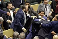 فیلم| کتک کاری و بزن‌بزن خونین نمایندگان پارلمان اردن