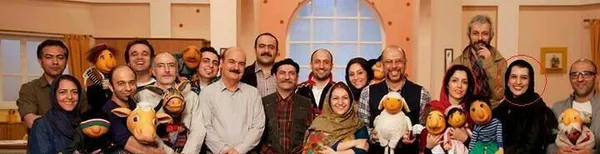 عکس یادگاری &laquo;دنیا فنی&zwnj;زاده&raquo; در کنار دیگر عوامل پشت صحنه برنامه &laquo;کلاه قرمزی&raquo;